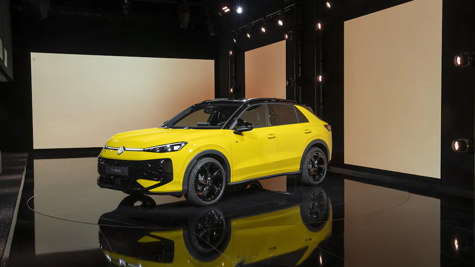 Front des T-Roc mit IQ.LIGHT LED Matrix Scheinwerfern in einem Showroom 