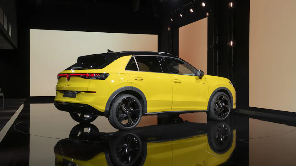 VW T-Roc von hinten in einem Showroom