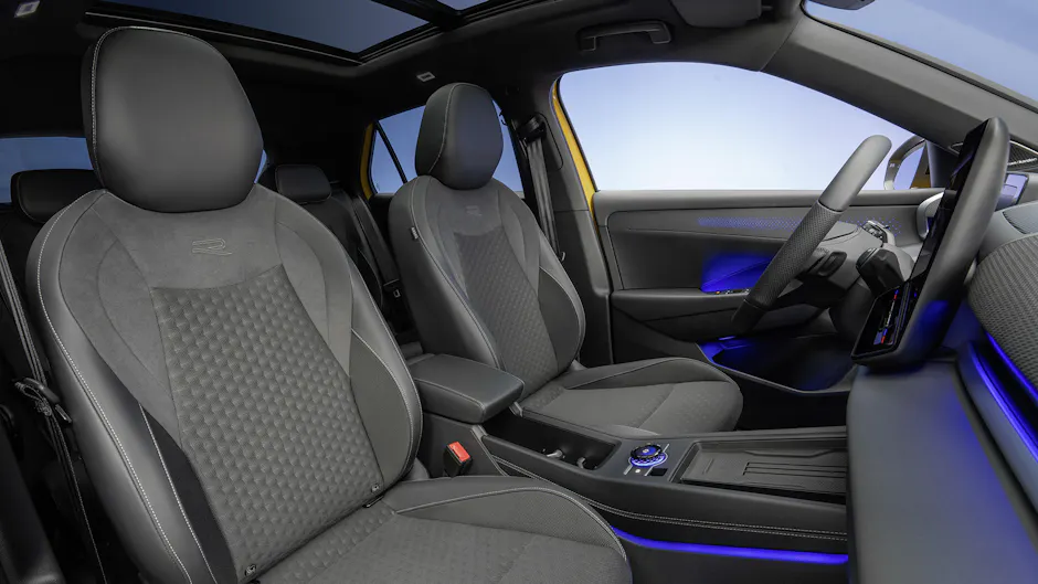 T-Roc Cockpit mit grossem Infotainment Display, stoffbezogenem Armaturenbrett und Ambientebeleuchtung 
