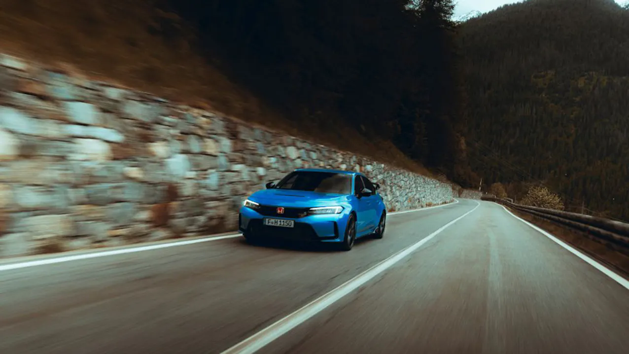 Honda Civic auf einer Bergstrasse