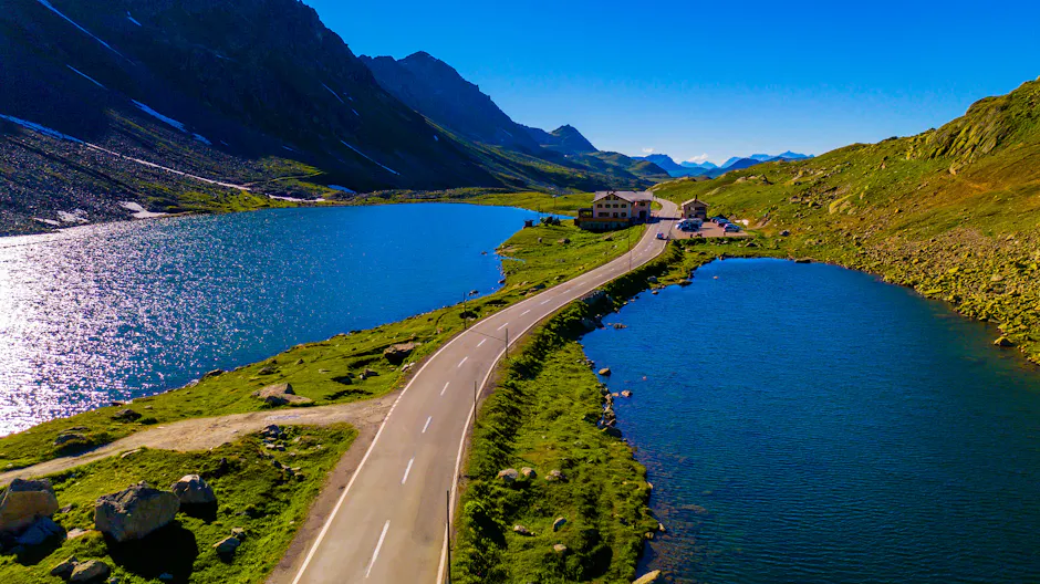bergstrasse des Flüelapasses, rechts und links ein kleiner see 