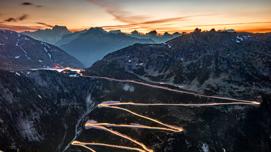 Atemberaubender Blick auf die Serpentinen des Grimselpasses mit Gletscherblick 