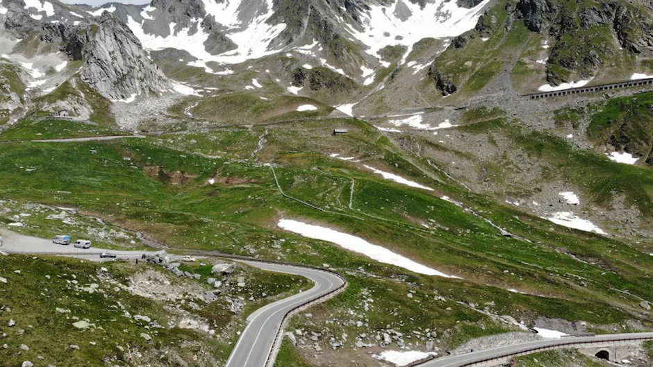 Historische Passstraße des Grossen Sankt Bernhard mit Blick auf die Alpen 
