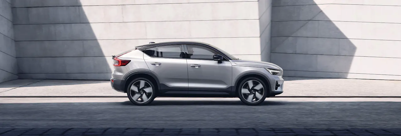 Volvo C40 grigia vista di lato