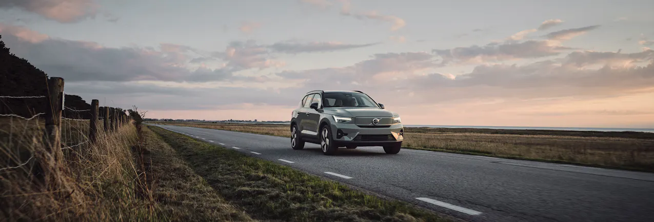 Volvo XC40 su una strada di campagna