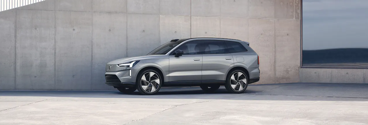 Volvo EX90 gris vue de profil