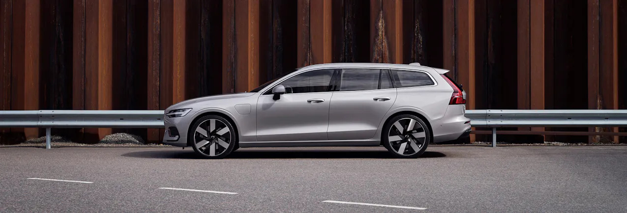 Volvo V60 argentée vue de profil
