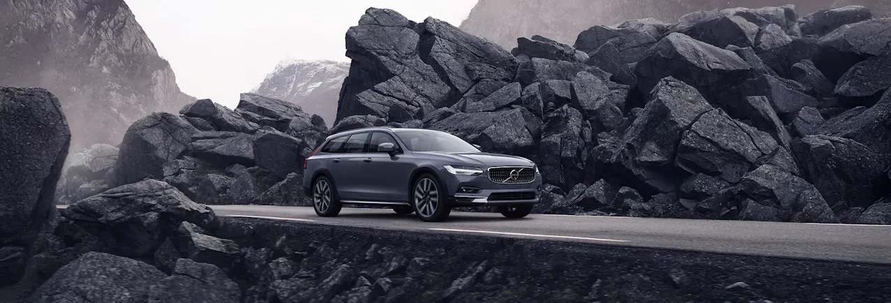 Volvo V90 grigia che percorre una strada di montagna