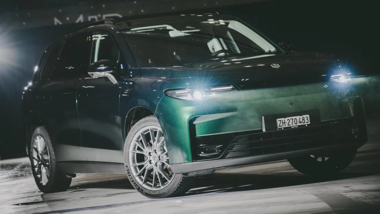 Leapmotor C10 in verde, i fari sono accesi