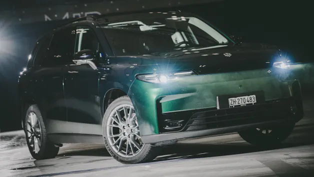 Leapmotor C10 in verde, i fari sono accesi
