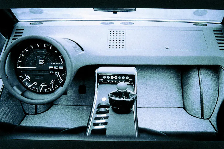 Interni del Maserati Boomerang con volante ad anello che integra tutti gli strumenti in un unico pannello.