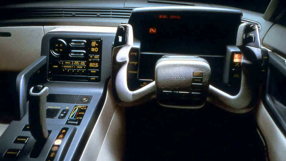 Abitacolo del Mazda MX-03 Concept con cloche futuristica e pannello centrale con comandi digitali.