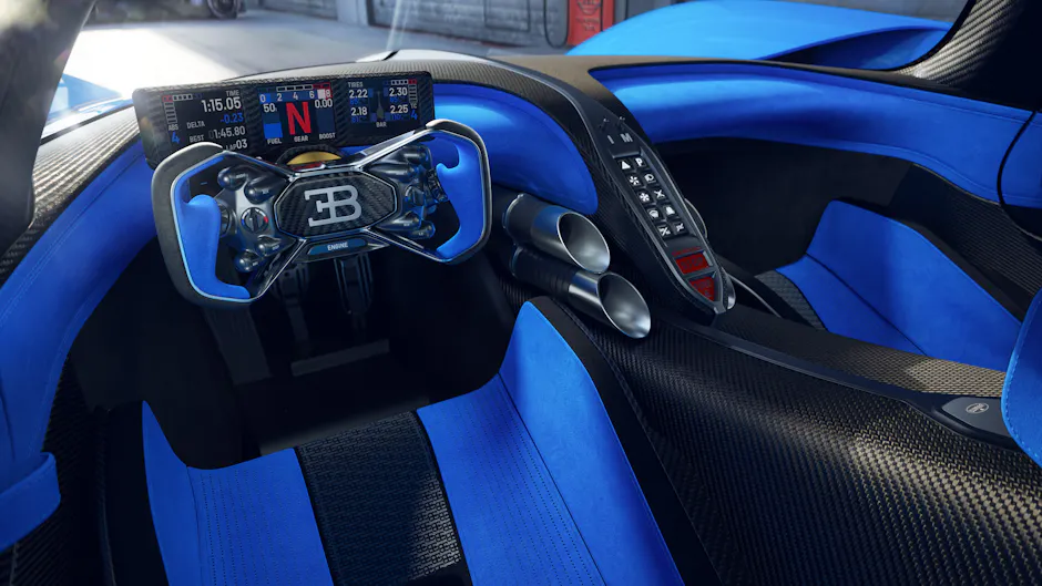 Abitacolo del Bugatti Bolide con volante a U in stile racing, display centrale e interni blu-neri.