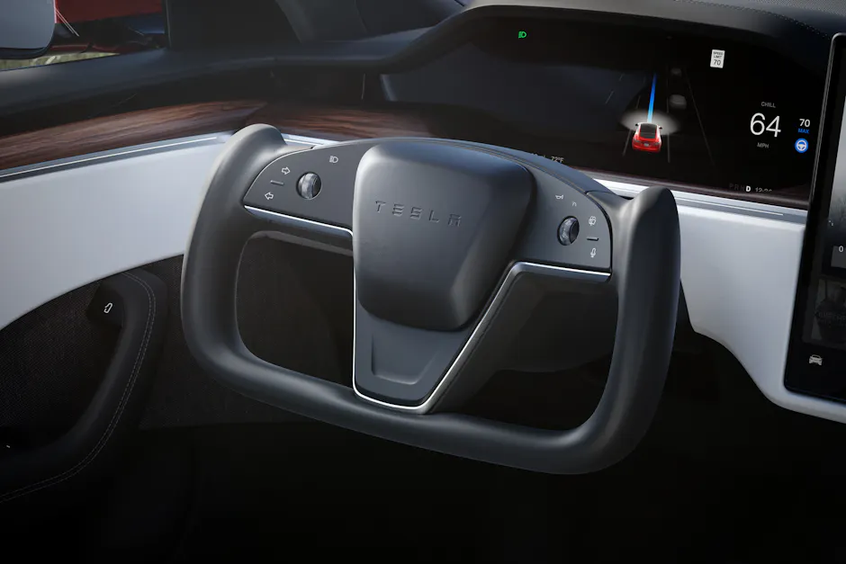 Interni di una Tesla Model S con volante rettangolare Yoke e display digitale per la strumentazione.