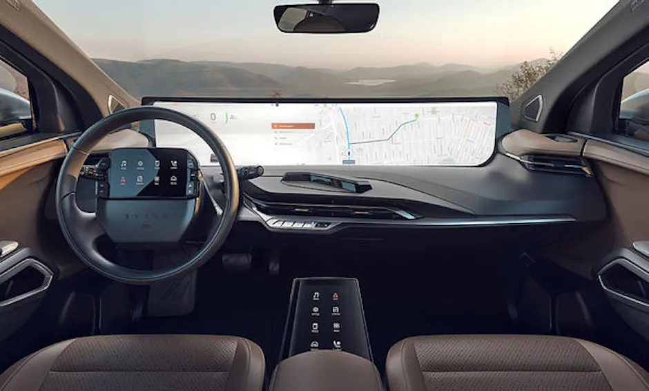 Cruscotto futuristico del Byton M-Byte con display integrato nel volante e ampio schermo orizzontale a tutta larghezza.