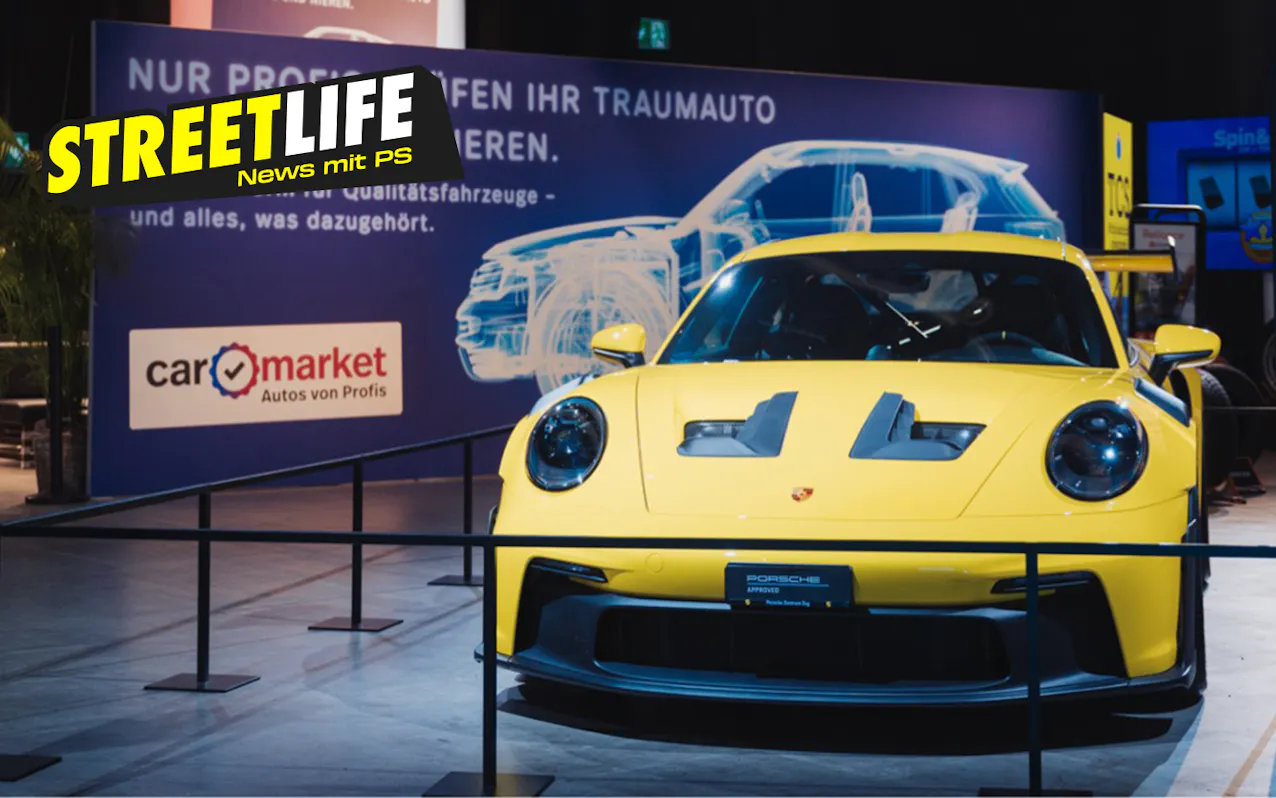 Porsche 911 GT3 RS gialla allo stand Carmarket con il logo Streetlife.