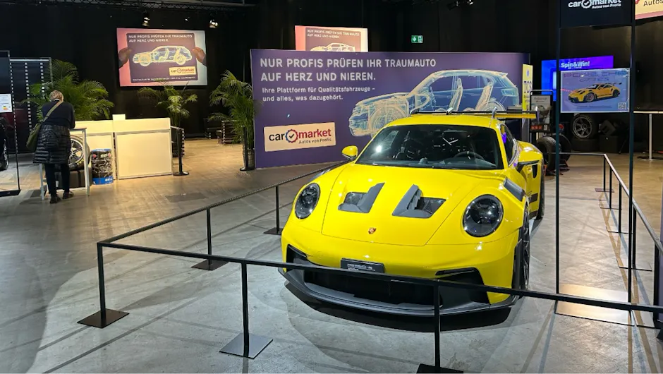 Porsche 911 GT3 RS gialla allo stand Carmarket.