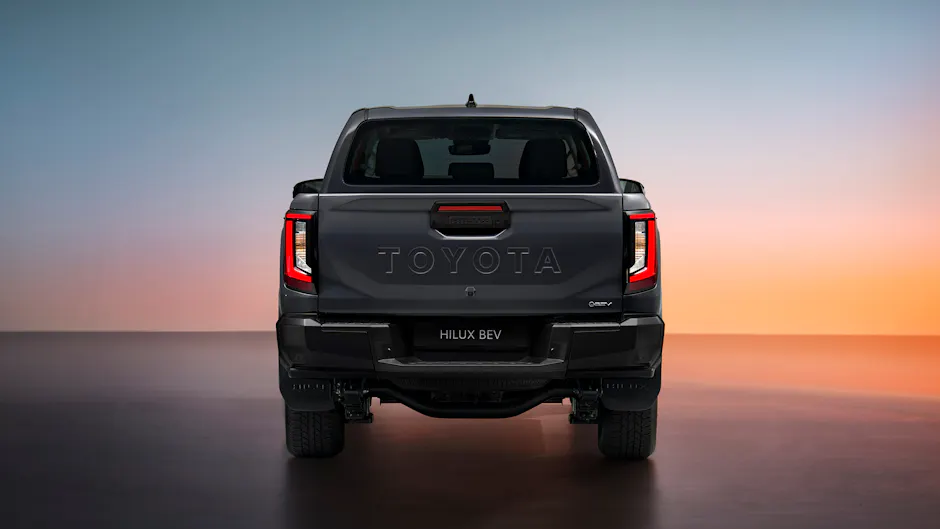 Toyota Hilux BEV, Heckansicht