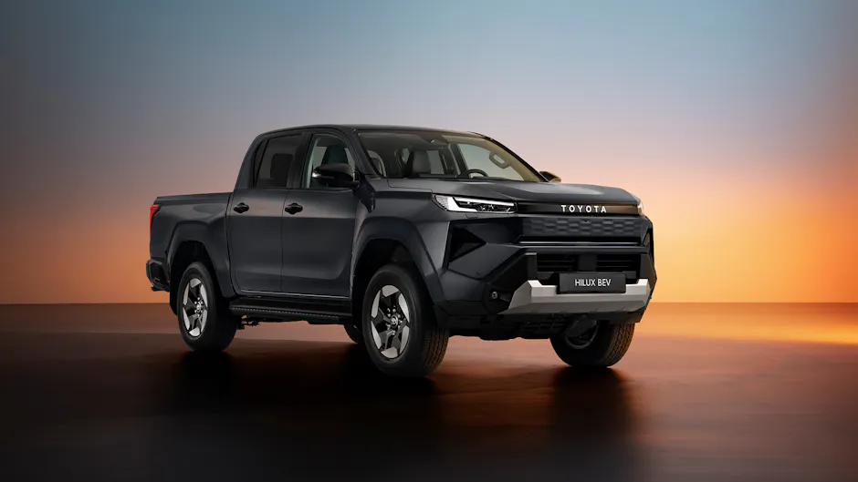 Dreiviertel-Frontansicht des Toyota Hilux mit Doppelkabine und modernen LED-Leuchten.