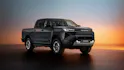 Dreiviertel-Frontansicht des Toyota Hilux mit Doppelkabine und modernen LED-Leuchten.