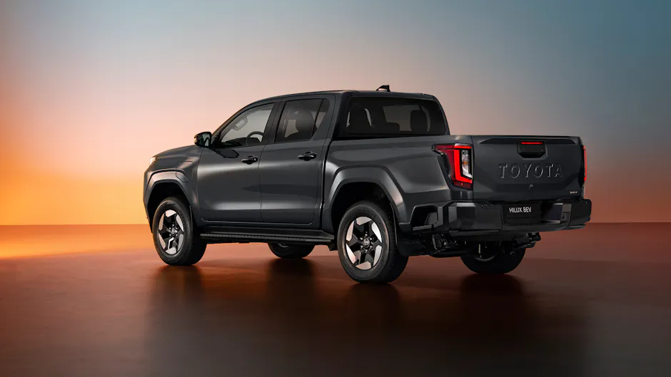 Toyota Hilux von schräg hinten mit hervorgehobenen Rückleuchten und Doppelkabine.