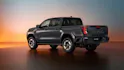 Toyota Hilux von schräg hinten mit hervorgehobenen Rückleuchten und Doppelkabine.