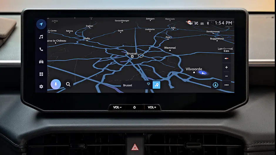 Nahaufnahme des Infotainment-Bildschirms im Toyota Hilux BEV mit Navigationskarte.