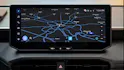 Nahaufnahme des Infotainment-Bildschirms im Toyota Hilux BEV mit Navigationskarte.
