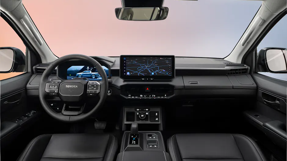 Innenraumansicht des Toyota Hilux BEV mit digitalem Cockpit und grossem Touchscreen.
