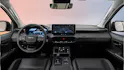 Innenraumansicht des Toyota Hilux BEV mit digitalem Cockpit und grossem Touchscreen.