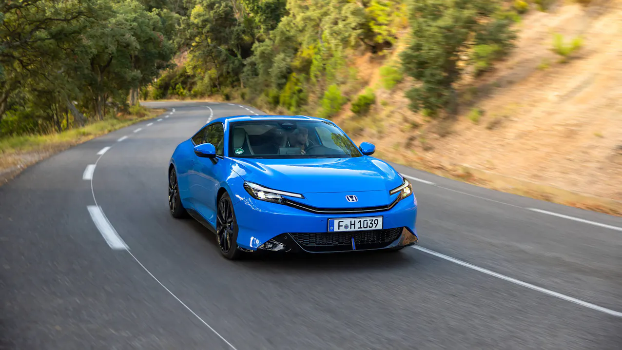 Honda Prelude in Blau auf kurviger Bergstrasse aus Frontperspektive