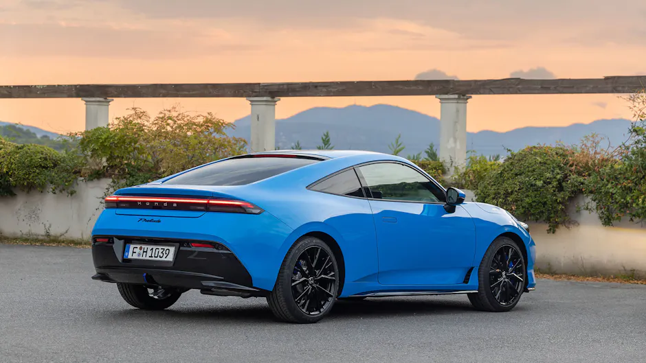 Heckansicht des Honda Prelude in Blau vor Abendkulisse