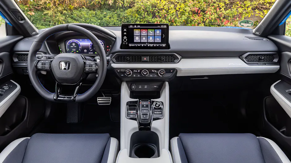 Cockpitansicht des Honda Prelude mit digitalem Fahrerdisplay und zentralem Touchscreen