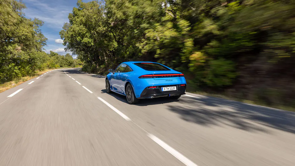 Honda Prelude in Blau bei schneller Fahrt durch bewaldete Landstrasse