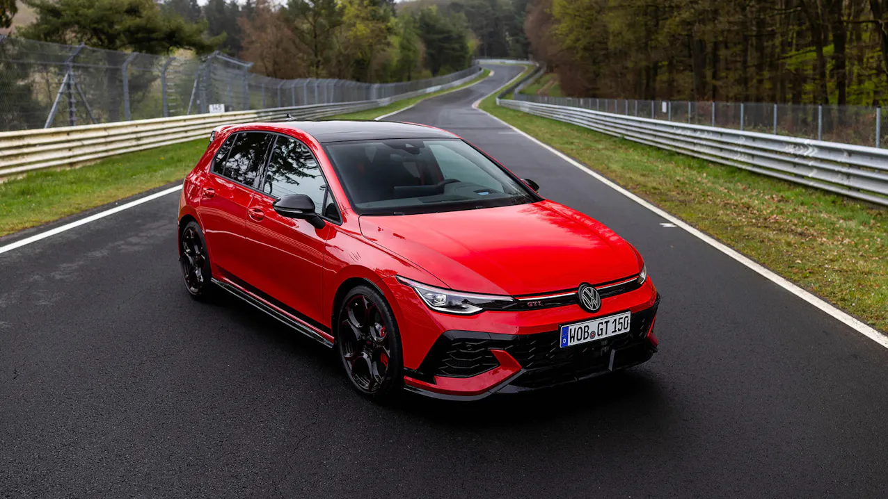 Der neue Volkswagen Golf GTI Edition 50 in Tornadorot auf der Rennstrecke.