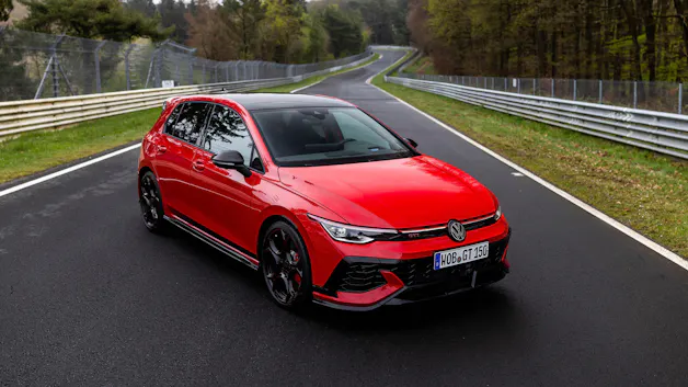 Der neue Volkswagen Golf GTI Edition 50 in Tornadorot auf der Rennstrecke.