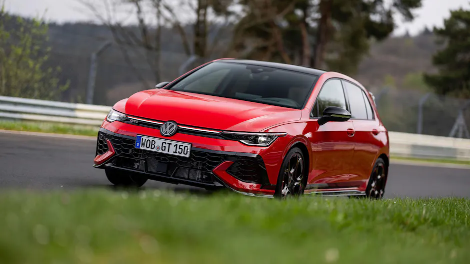 VW Golf GTI Edition 50 in Rot auf der Rennstrecke mit leichter Frontschrägansicht.