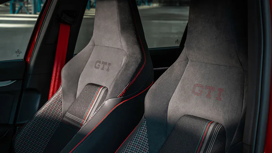 Sportsitze des VW Golf GTI Edition 50 mit GTI-Schriftzug und Karomuster