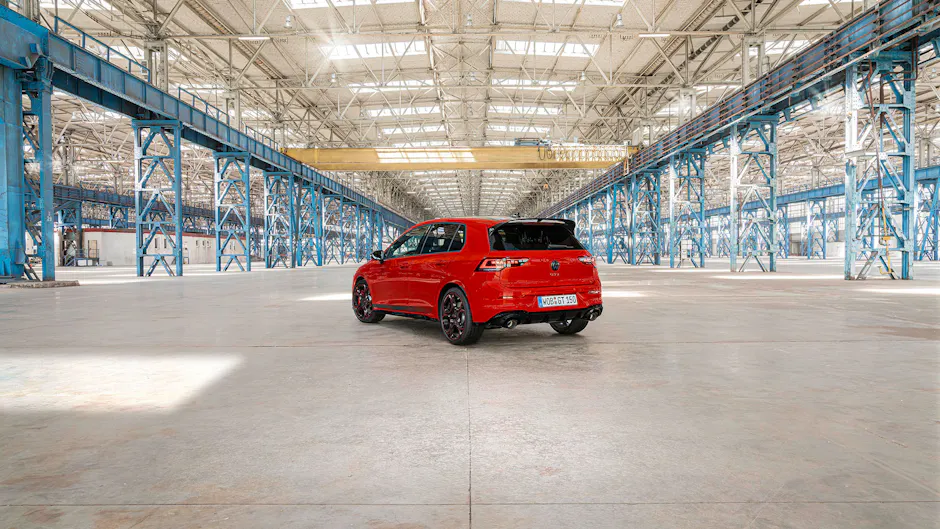 Heckansicht des roten VW Golf GTI Edition 50 in einer grossen Industriehalle