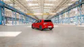 Heckansicht des roten VW Golf GTI Edition 50 in einer grossen Industriehalle
