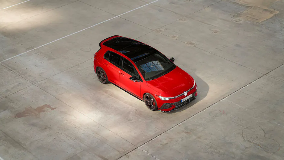 VW Golf GTI Edition 50 aus der Vogelperspektive in einer Industriehalle