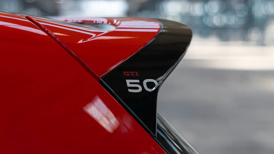 Detailansicht des GTI 50 Logos am Dachkantenspoiler