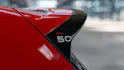 Detailansicht des GTI 50 Logos am Dachkantenspoiler