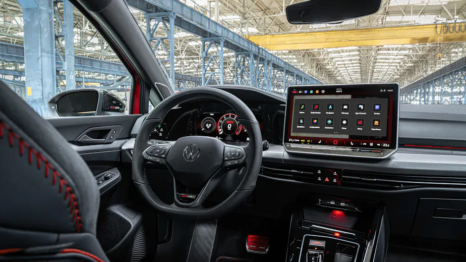 Cockpit des VW Golf GTI Edition 50 mit digitalem Display und Sportlenkrad