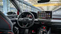 Cockpit des VW Golf GTI Edition 50 mit digitalem Display und Sportlenkrad