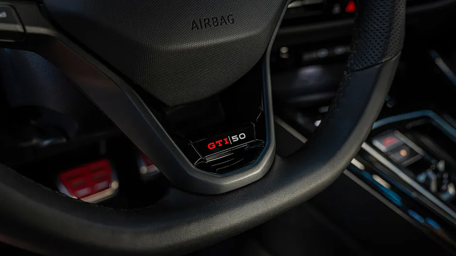 Detailaufnahme des GTI 50 Logos am Sportlenkrad