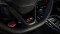Detailaufnahme des GTI 50 Logos am Sportlenkrad