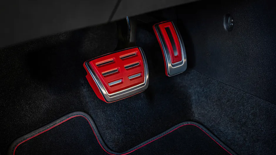 Detailaufnahme der Sportpedale im VW Golf GTI Edition 50
