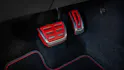 Detailaufnahme der Sportpedale im VW Golf GTI Edition 50