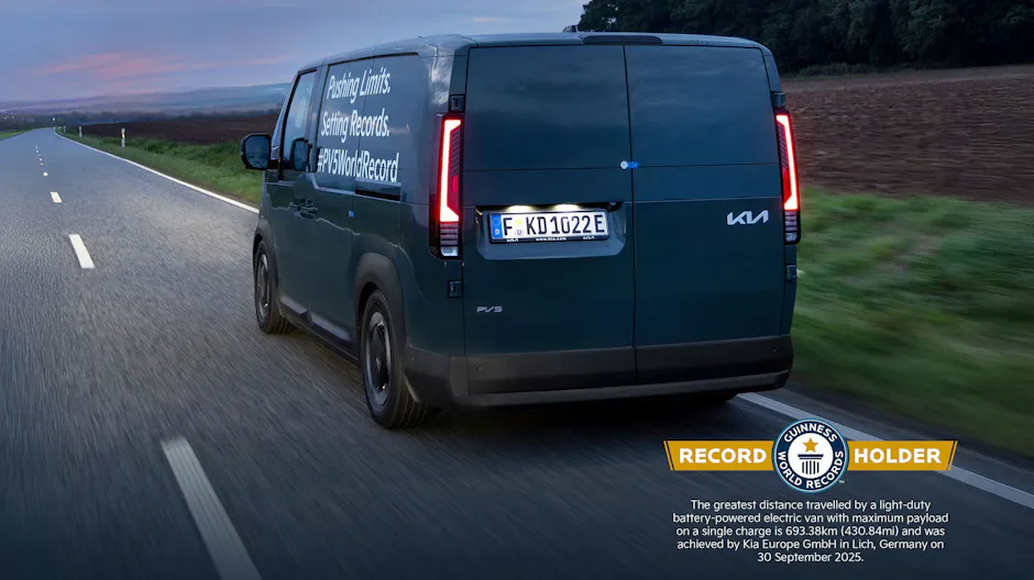 Heckansicht des Kia PV5 Cargo auf einer Landstrasse während der Rekordfahrt.